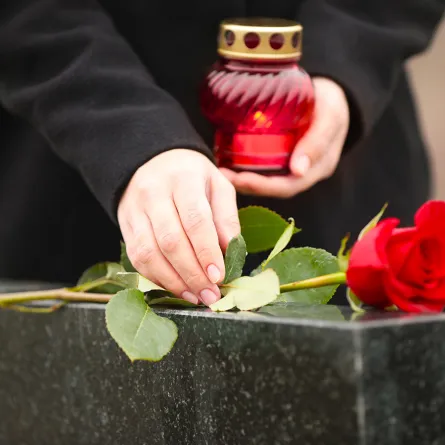 بفضل فيسبوك .. بريطانية تكتشف استمرارها في زيارة قبر خاطئ لوالدها منذ 43 عاما