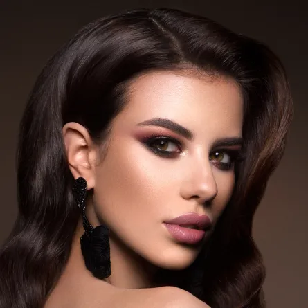 خطوات تعليمية للحصول على مكياج متوهج للبشرة