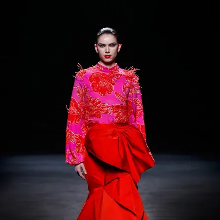 تنورة باللون الأحمر من خورخي فاسكيز  Jorge Vazquez