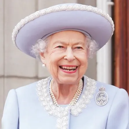 بوداع يليق بالراحلة الملكة إليزابيث الثانية.. دبابيس ورود من الذهب والماس من بين 98 بروش اقتنتها!