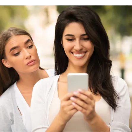 لا تلقي اللوم على صديقتك