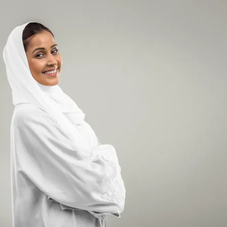 امرأة ترتدي عباءة بيضاء اللون