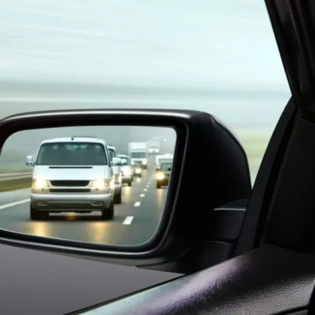 مرآة السيارة عيون اضافية للسلامة