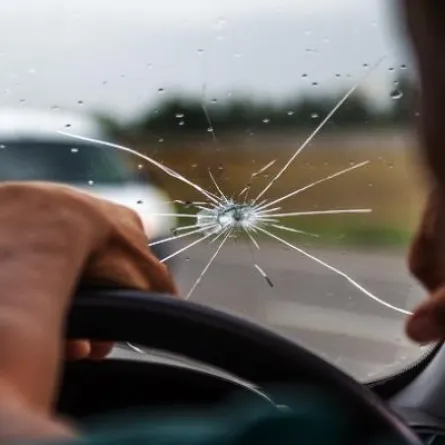 الزجاج الأمامي للسيارة - تحطم
