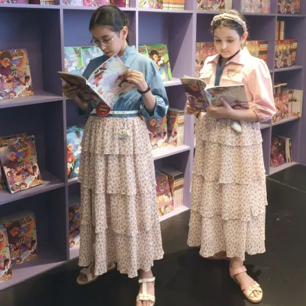 طفلتان في المنطقة المخصصة للأطفال في معرض الرياض الدولي للكتاب 2022