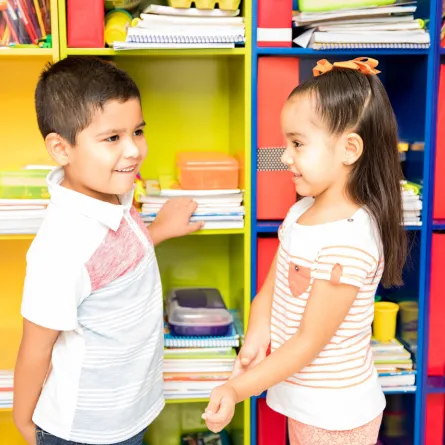 صورة لطفلين