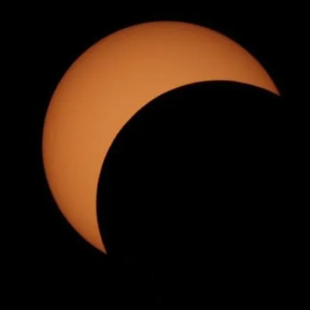 فلكية جدة تستعرض المناطق التي ستشهد ذروة الكسوف الجزئي للشمس بالسعودية - الصورة من حساب جامعة المجمعة