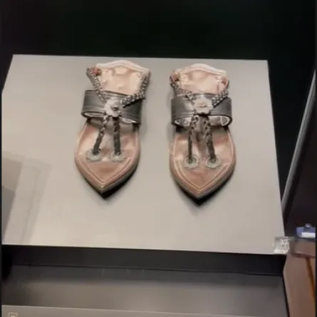 السعودية تعرض نسخة طبق الأصل من حذاء النبي محمد في معرض الهجرة