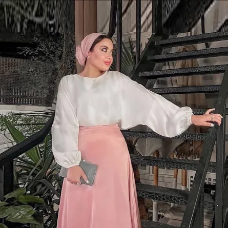 هاجر جمال بتنورة الساتان