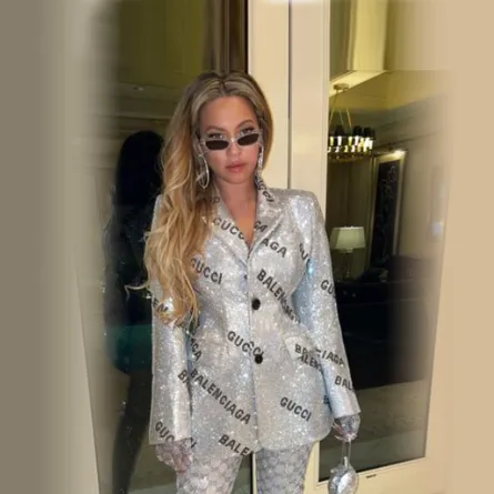 بيونسيه ترتدي بدلة ميتاليكية