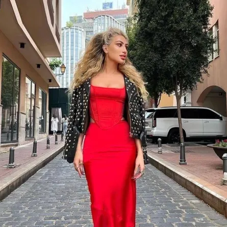 فساتين باللون الأحمر من النجمات