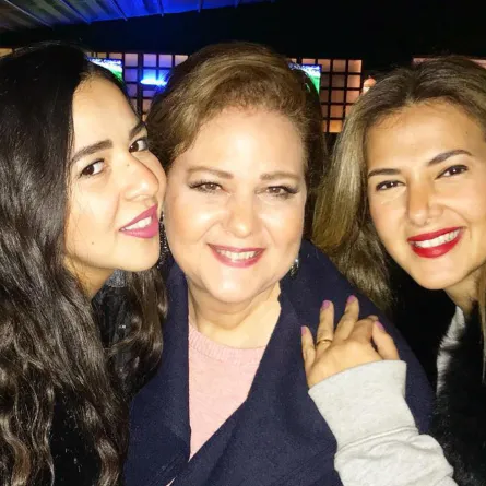 دلال عبد العزيز وابنتاها دنيا وإيمي - الصورة من حساب دنيا سمير غانم على انستغرام