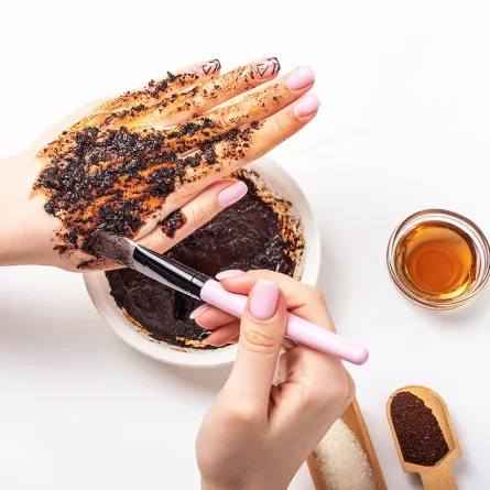 سكراب الحليب والقهوة لتفتيح الجسم