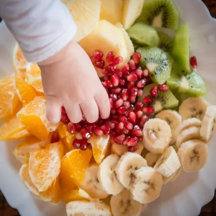 صورة لطفل يتناول الفاكهة