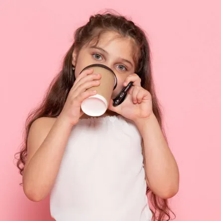 صورة لطفلة تشرب القهوة