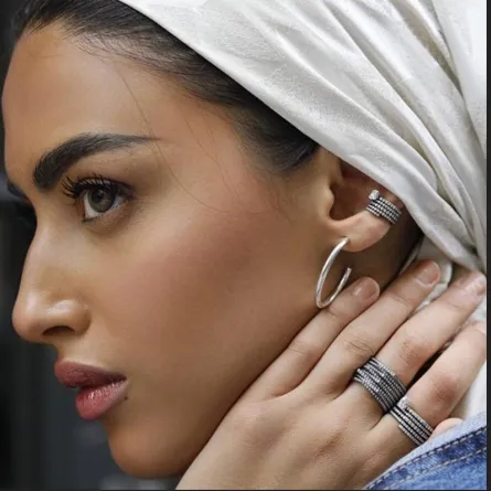 تنسيقات مجوهرات عصرية من يارا النملة.. والأقراط هي المفضلة لديها
