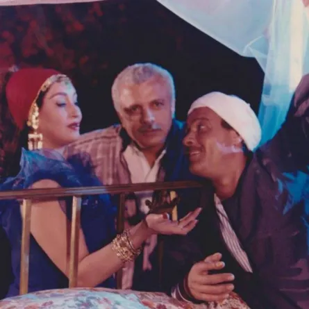 عبد اللطيف زكي يتوسط فاروق الفيشاوي وفاتن فريد من كواليس فيلم الخطيئة السابعة - الصورة من صفحة فاتن فريد على الفيس بوك