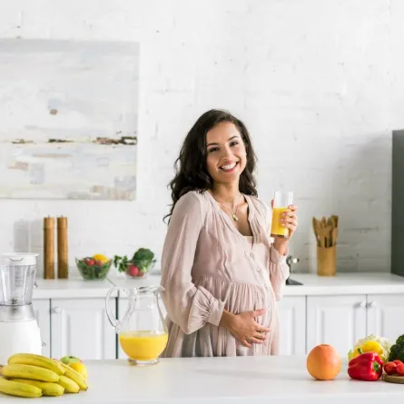 صورة لحامل تشرب عصير البرتقال