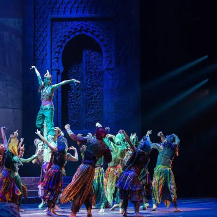 المجمع الثقافي ومسرح كركلا للرقص يطلقان برنامجا تعليميا لليافعين في أبوظبي. الصورة من "وام"