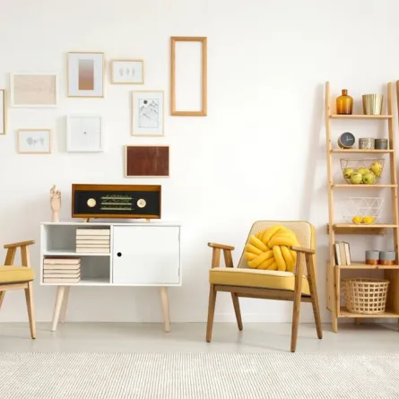 السلّم الخشبي لحمل الأشياء في غرفة الجلوس