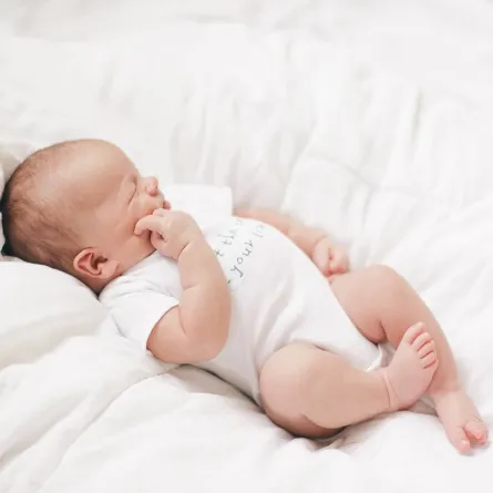 صورة لطفل رضيع نائم