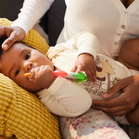 صورة لرضيع يعاني من تهيج اللثة بسبب بداية التسنين المبكر