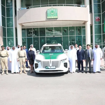 شرطة دبي تضيف أول سيارة كهربائية فارهة لأسطول دورياتها. الصورة من مكتب دبي الإعلامي