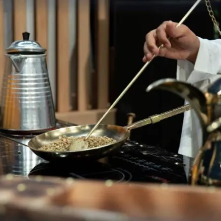 حمس القهوة السعودية بالمحماس الأصيل -الصورة من حساب الفعاليات الثقافية على تويتر