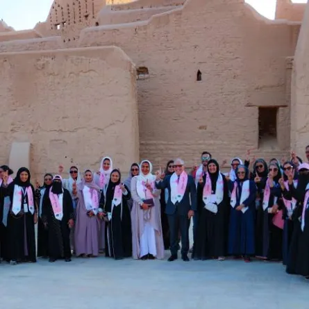 الأميرة هيفاء بنت فيصل بن عبدالعزيز رئيس مجلس إدارة جمعية زهرة لسرطان ، والمشاركات في  المسيرة من المريضات والمتعافيات والمتطوعين والمتطوعات وجهات داعمة وإعلامية متعددة.