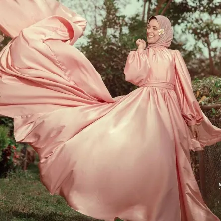 إطلالات باللون الزهري من مدونات الموضة المحجبات