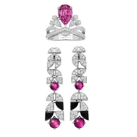 مجوهرات وردية فخمة مناسبة لشهر أكتوبر الوردي