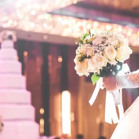 "بوكيه" العروس ينسجم مع ديكور صالة الأفراح