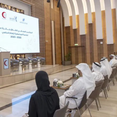 الهلال ومؤسسة الإمارات للتعليم المدرسي تطلقان جائزة "عون". الصورة من "وام"