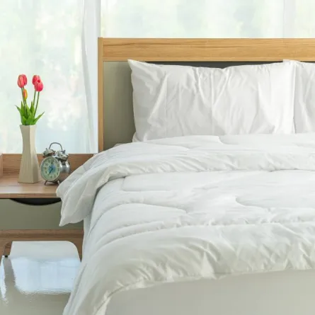 طريقة تنظيف مرتبة السرير