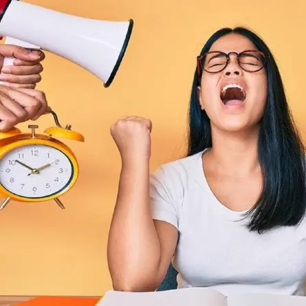 صورة لمراهقة متذمرة من الأوامر