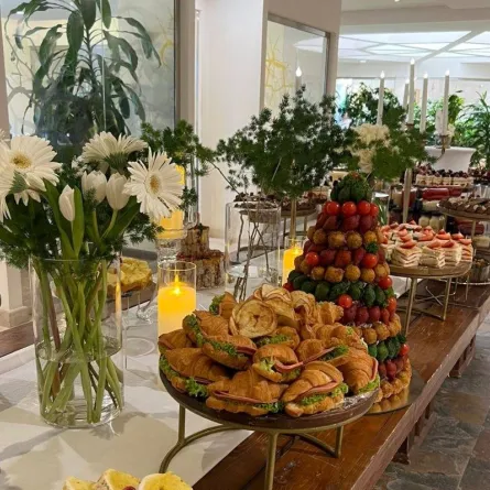 طاولة من تنسيق مشعل عجاج