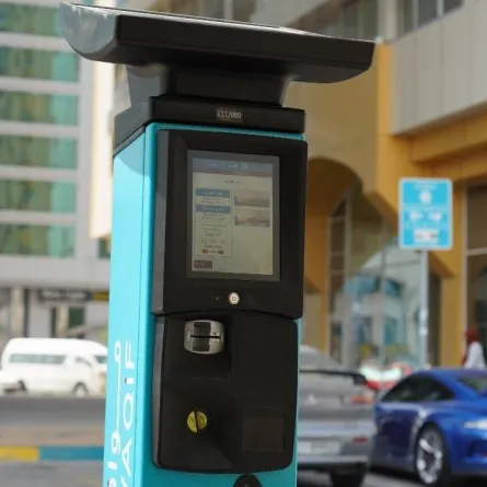 خطوات للحصول على تذكرة "مواقف" الذكية الجديدة في أبوظبي. الصورة من "وام"