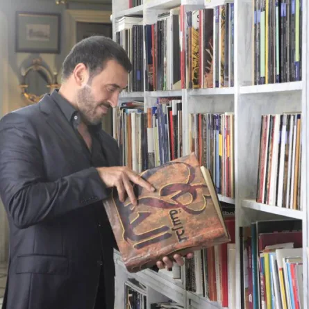 كاظم الساهر من كليب مدرسة الحب - الصورة من حسابه على انستغرام