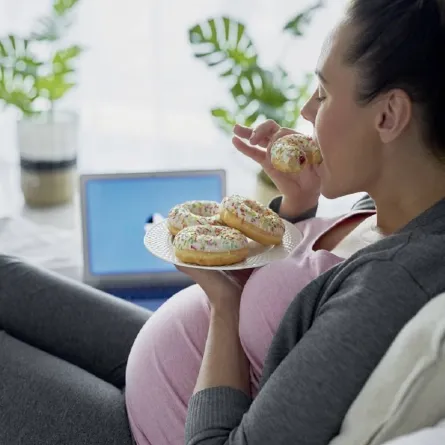 صورة لامرأة حامل تتناول الطعام