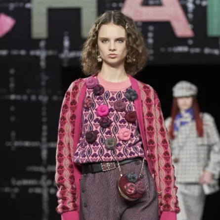 موديلات كنزات مطبّعة من عروض خريف 2022