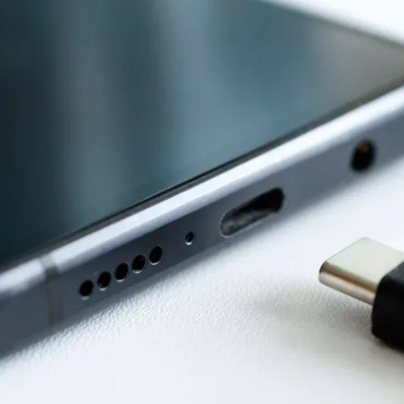 Apple مجبرة على تغيير شواحن إصدارات الهواتف التابعة لها بحلول 2024 - الصورة من skynews