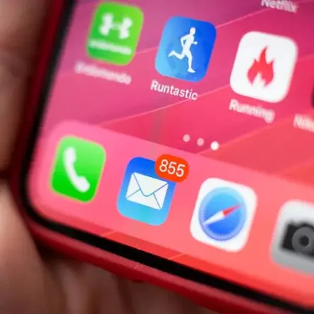 تتيح لك ميزة iPhone الجديدة تعيين "تذكيرات" لرسائل البريد الإلكتروني التي تحتاج إلى معالجتها لاحقًا وإليك كيفية استخدامها