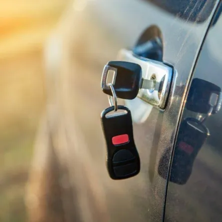 كيف تخرج من السيارة إذا تعطل فتح الباب الإلكتروني؟