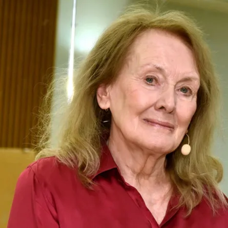 الأديبة الفرنسية آني إرنو عقب فوزها بنوبل للأدب 