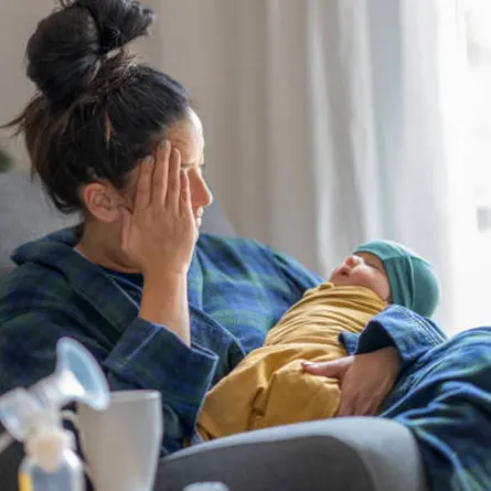 صورة لأم تعاني من مشاكل الرضاعة الطبيعية