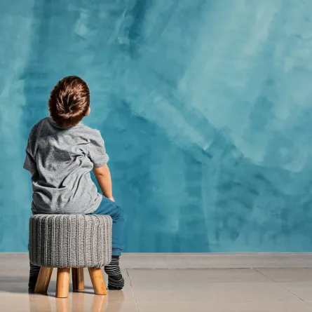 صورة عن غرائب تصرفات طفل التوحد