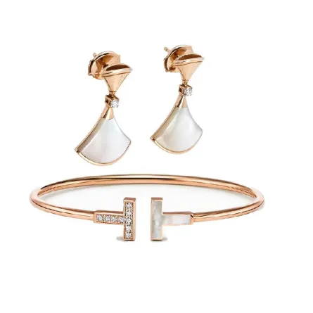 شاهدي أجمل مجوهرات مرصوفة بعرق اللؤلؤ لإطلالة ناعمة لعروس خريف 2022