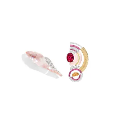 بتصاميم فاخرة تخطف العيون.. أجمل بروشات باللون الوردي تناسب العباية