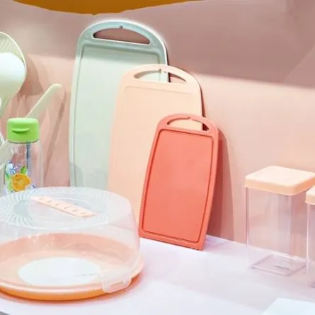 أوان بلاستيكيّة للمطبخ