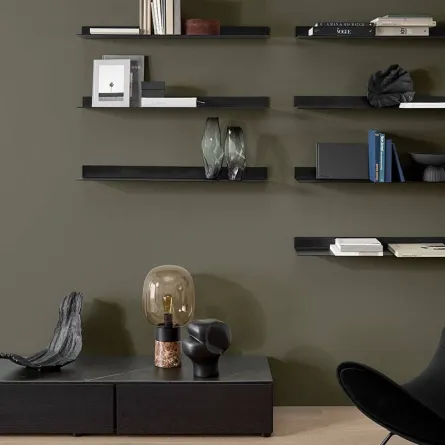 رفوف خشبيّة